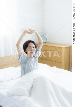 婦女在床上伸展 128770448