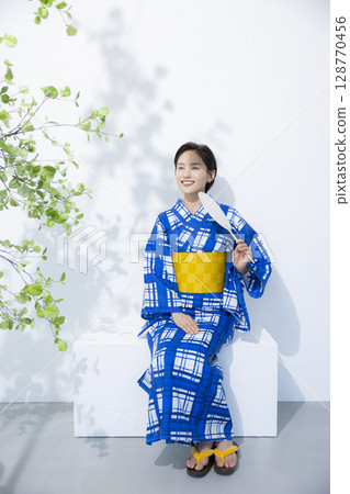 一個女人穿著浴衣 128770456