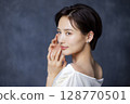 短頭髮的女人 128770501