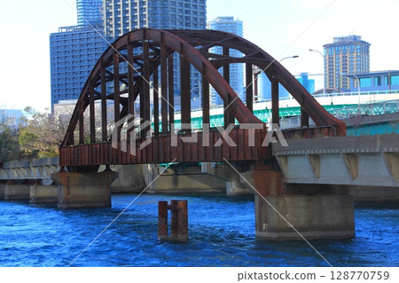 鏽蝕的晴海橋，火車不再通行。 128770759