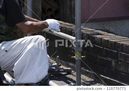 工人們正在搭建鷹架 工人們正在搭建鷹架 128770771