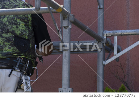 工人們正在搭建鷹架 128770772