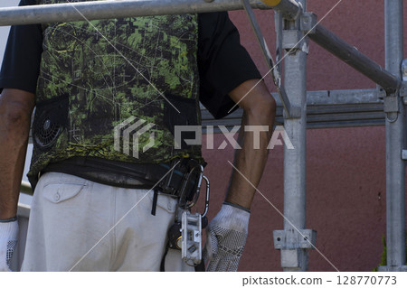 工人們正在搭建鷹架 工人們正在搭建鷹架 128770773