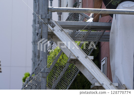 工人們正在搭建鷹架 工人們正在搭建鷹架 128770774
