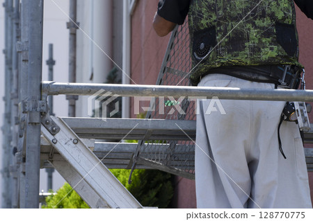 工人們正在搭建鷹架 工人們正在搭建鷹架 128770775