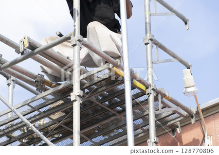 工人們正在搭建鷹架 128770806