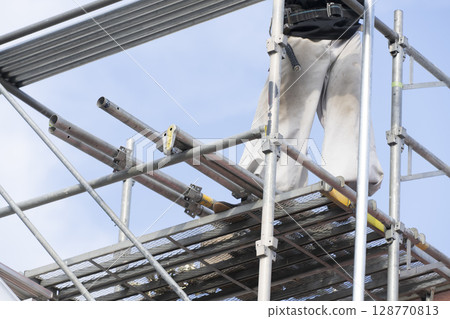 工人們正在搭建鷹架 工人們正在搭建鷹架 128770813