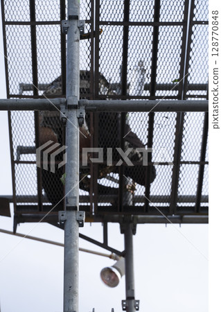 工人們正在搭建鷹架 128770848