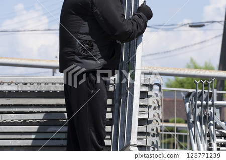 搭建鷹架:工人從卡車上卸下材料並進行準備 搭建鷹架:工人從卡車上卸下材料並進行準備 128771239