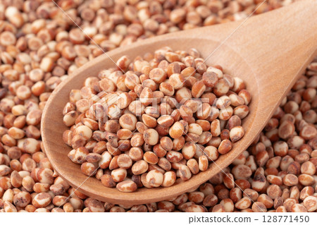 Close-up of sorghum on a spoon 128771450