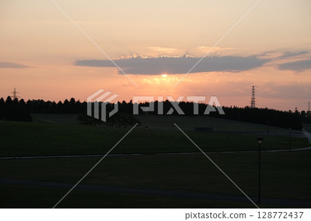 Sunset at Moerenuma Park in Sapporo 128772437