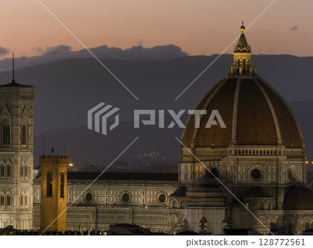 佛羅倫斯，義大利 — 黃昏時分的佛羅倫斯大教堂 128772561
