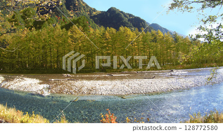 上高地的Azusa河和Karamatsu森林 128772580