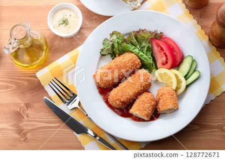 西式午餐拼盤，配上新鮮炸製的奶油炸丸子 128772671