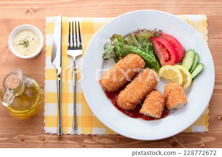 西式午餐拼盤，配上新鮮炸製的奶油炸丸子 128772672