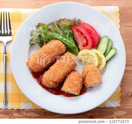 西式午餐拼盤，配上新鮮炸製的奶油炸丸子 128772673