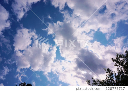 夏日的天空,陽光被雲遮住 夏日的天空,陽光被雲遮住 128772717