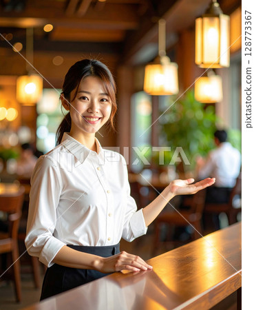 在餐廳工作的女人 128773367