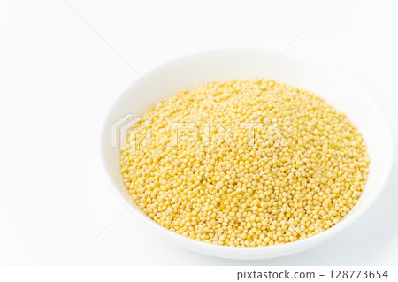 白背景盤子裡的糯小米 128773654
