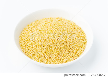 白背景盤子裡的糯小米 128773657