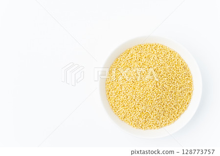 白背景盤子裡的糯小米 128773757