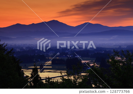 Morning mist in the countryside 128773766