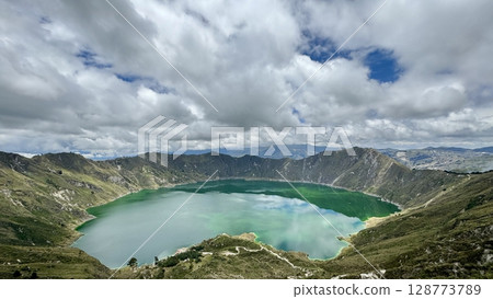 多雲天空下的基洛托阿湖（厄瓜多） 128773789