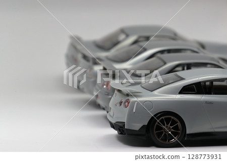 Sports cars lined up (minicars of past GTR models) 128773931