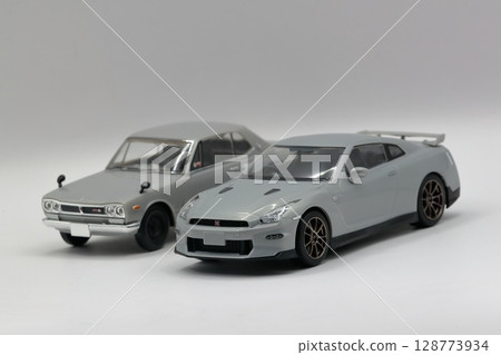 跑車排列整齊（過去 GTR 車型的微型車） 128773934