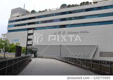 橫濱車站東口清晨景色（無人） 128773995