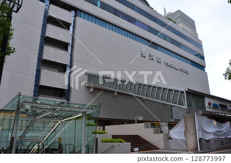 Early morning view of the east exit of Yokohama Station (uninhabited) 128773997