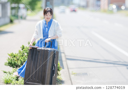 帶著手提箱的微笑女人 128774019