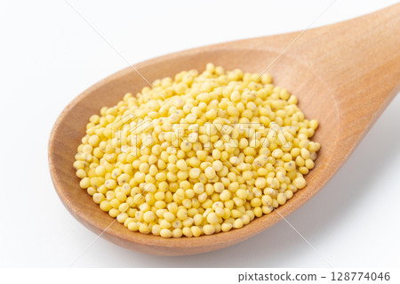 白色背景湯匙上的糯米特寫 白色背景湯匙上的糯米特寫 128774046
