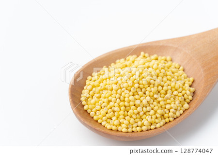 白色背景湯匙上的糯米特寫 白色背景湯匙上的糯米特寫 128774047