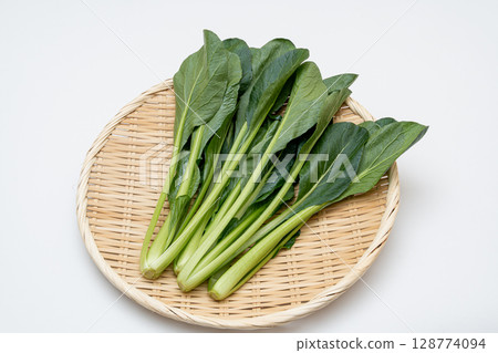 白色背景中濾鍋中的新鮮小松菜 128774094