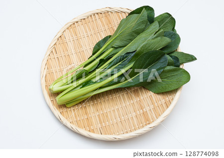 白色背景中濾鍋中的新鮮小松菜 128774098