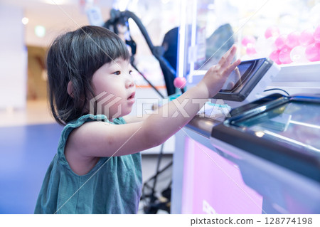 幼兒女孩在遊戲中心玩不明飛行物捕手 128774198