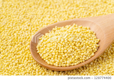 Close-up of glutinous millet on a spoon 128774400