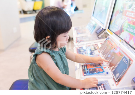 蹣跚學步的女孩在遊樂場玩遊戲 128774417