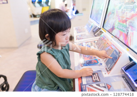 蹣跚學步的女孩在遊樂場玩遊戲 128774418