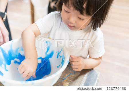 托兒所玩黏液的小女孩 128774468