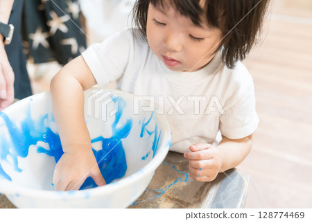 托兒所玩黏液的小女孩 128774469