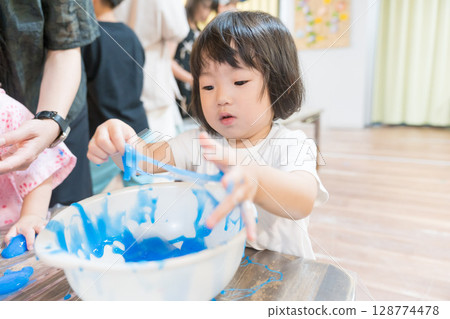 托兒所玩黏液的小女孩 128774478