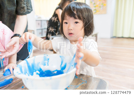 托兒所玩黏液的小女孩 128774479