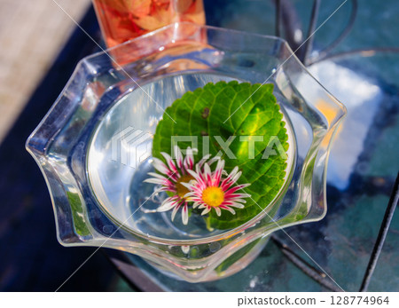 Beautiful autumn captured in underwater flowers Beautiful autumn captured in underwater flowers 128774964