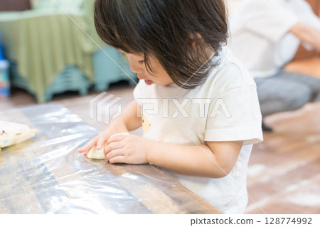 幼稚園裡玩紙黏土的小女孩 128774992