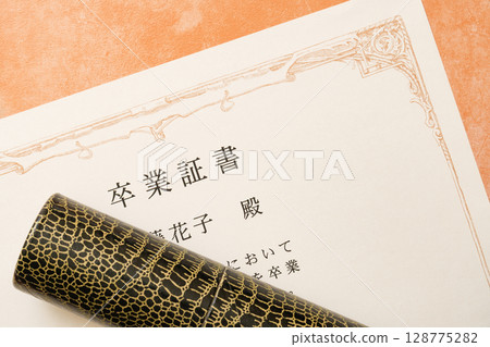 文憑和管子的特寫 128775282