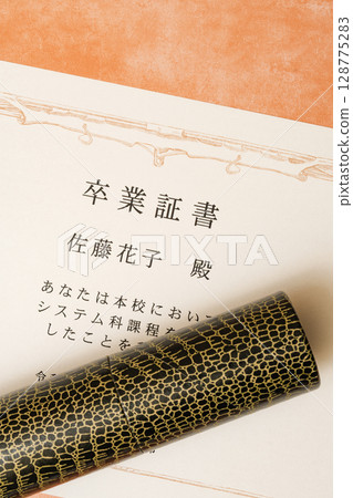 文憑和管子的特寫 128775283