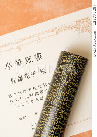 文憑和管子的特寫 128775287