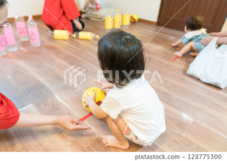 幼兒女孩在托兒所玩保齡球遊戲 128775300